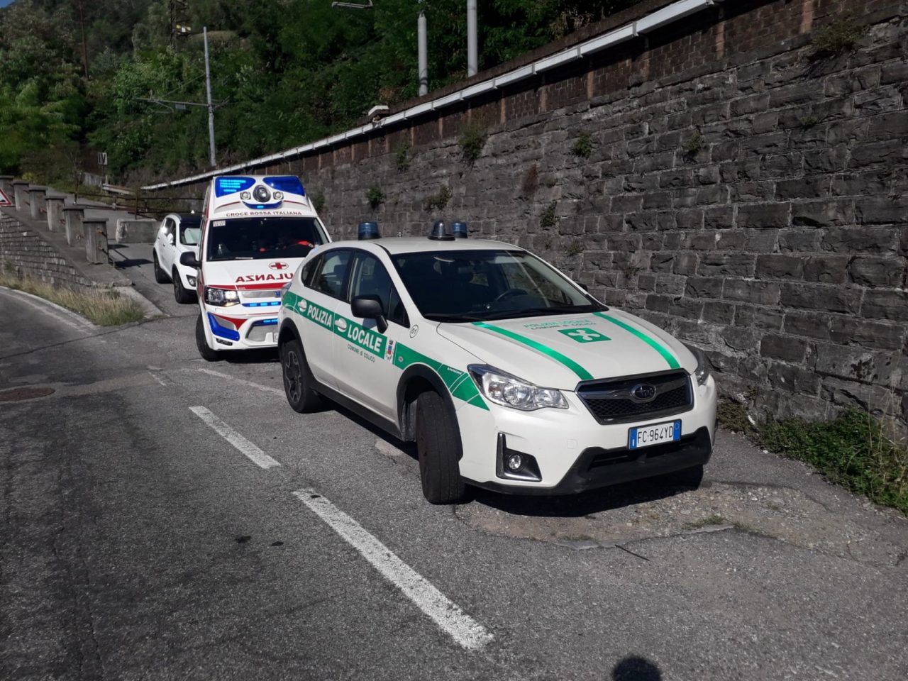 Tenta di togliersi la vita gettandosi sotto il treno, salvato dagli agenti della Locale