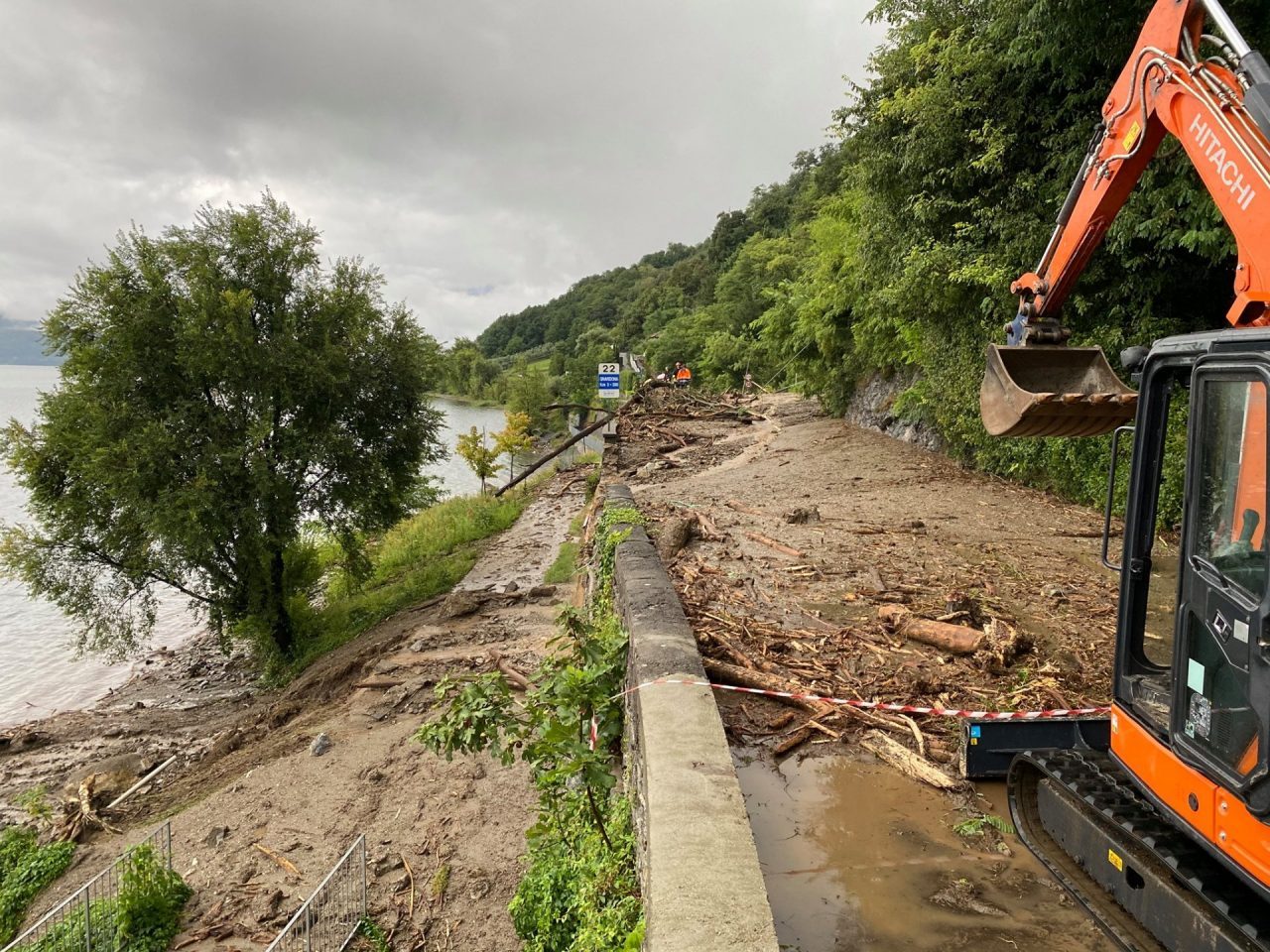 Smottamenti e colate di fango, la Statale 340 bloccata nell’Alto Lario FOTO