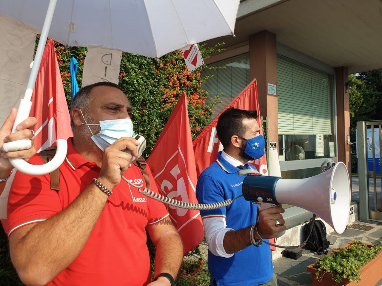 Sciopero della sanità privata, lavoratori in presidio davanti a La Nostra Famiglia FOTO