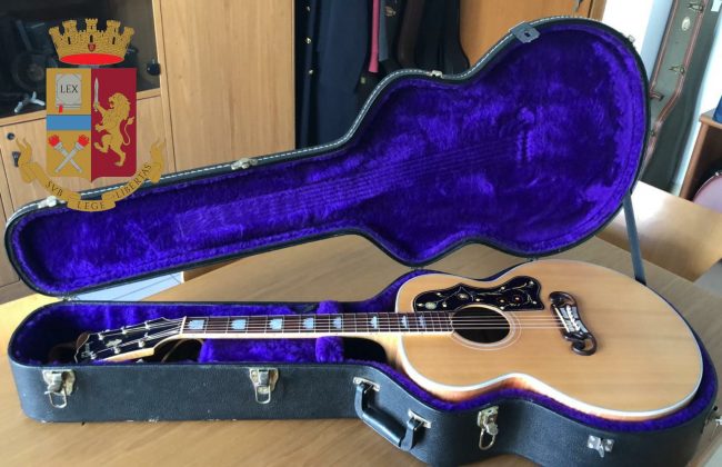 Recuperata la chitarra di Elvis Presley rubata a Milano