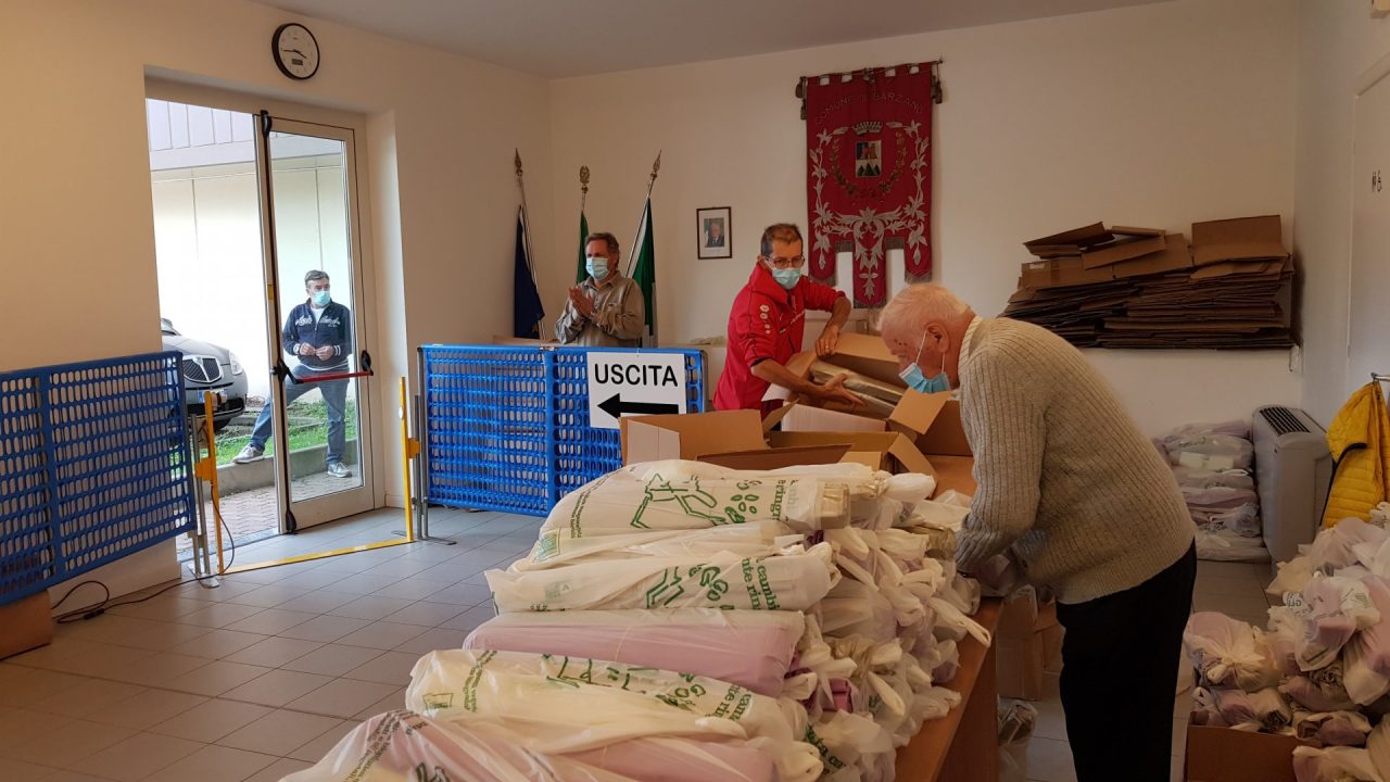 Barzanò: la distribuzione dei sacchetti per l’immondizia si è svolta in sicurezza