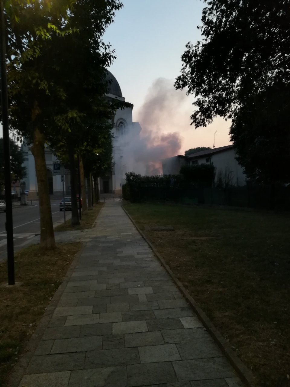 Nube di fumo a Calusco: l’aria diventa irrespirabile FOTO e VIDEO