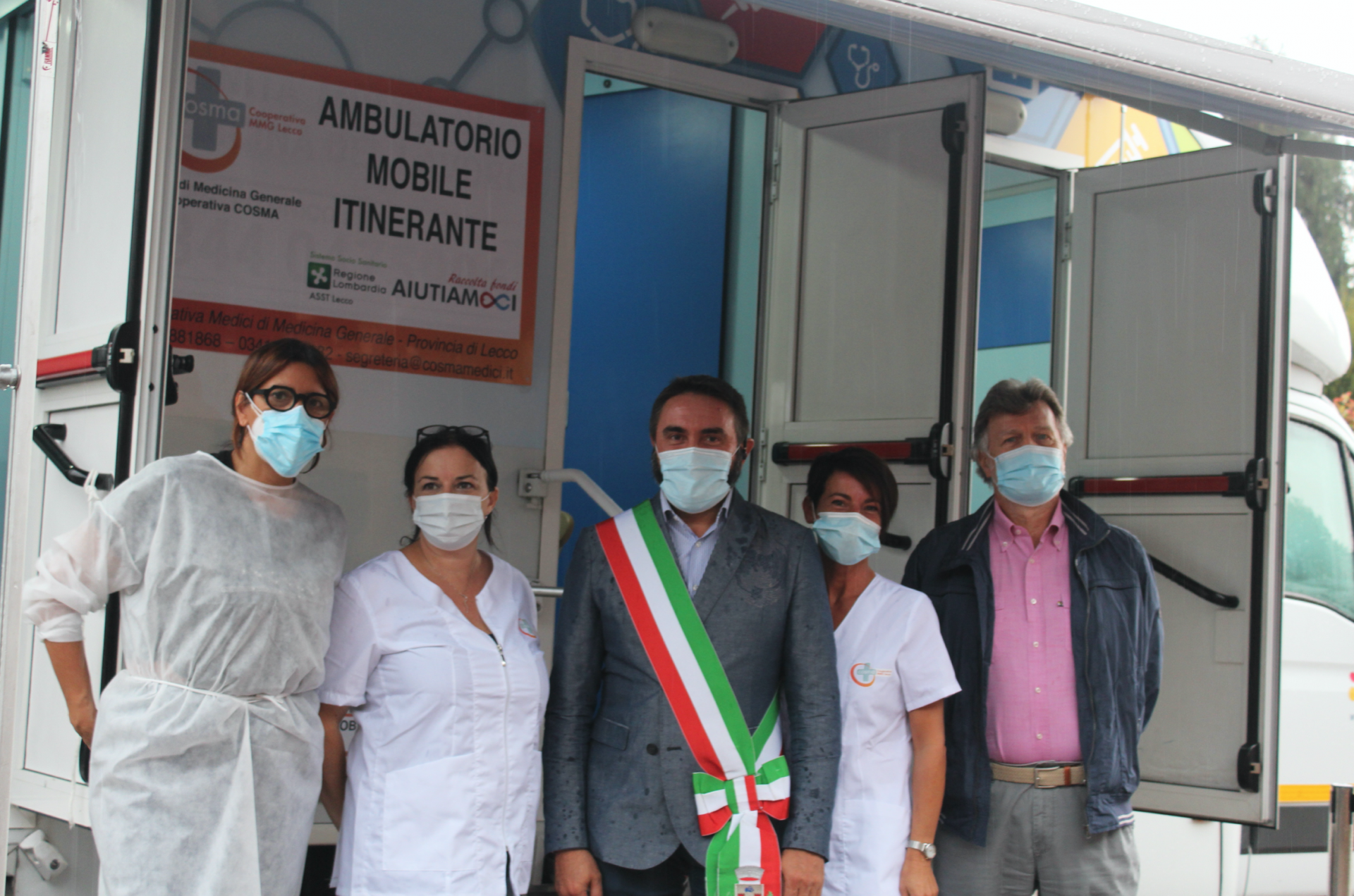 Inaugurazione ambulatorio mobile itinerante Olgiate Molgora, al centro il sindaco Giovanni Battista Berlocco con le infermiere