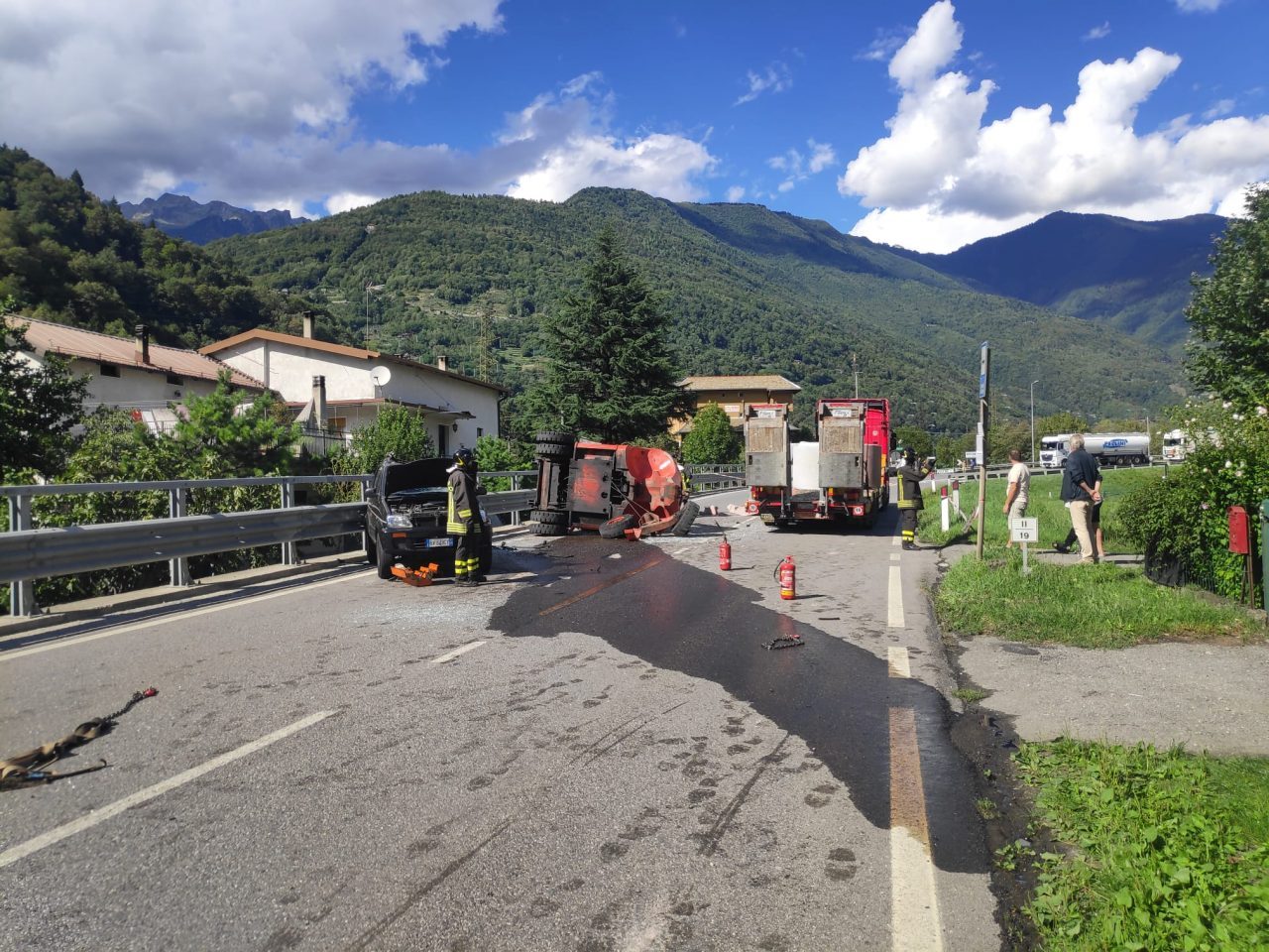 Muletto urta il ponte della ferrovia e cade dal camion, linea ferroviaria Lecco-Tirano bloccata FOTO