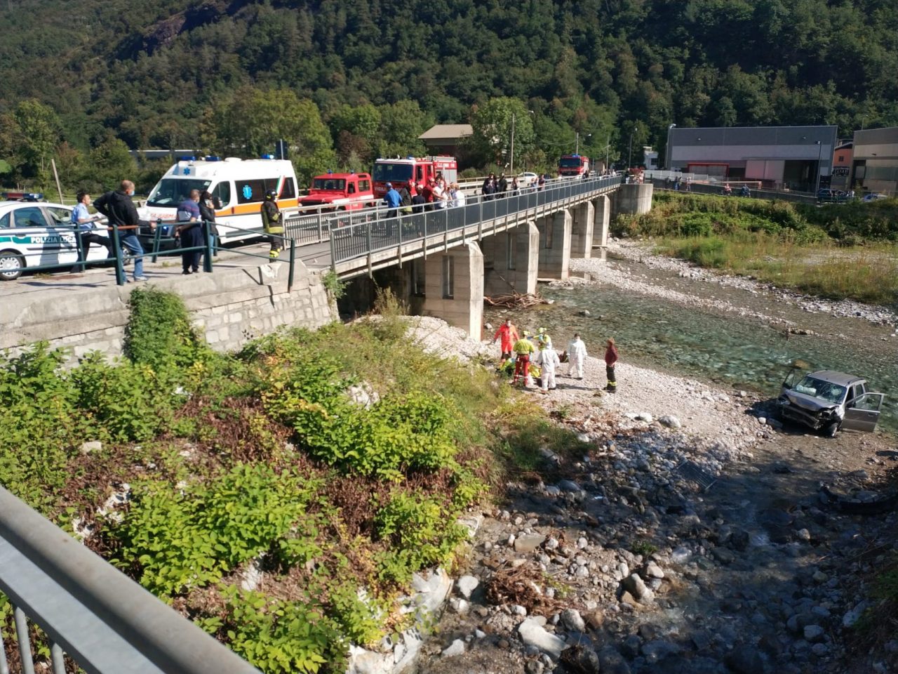 Precipita nel torrente con l’auto: donna senza scampo