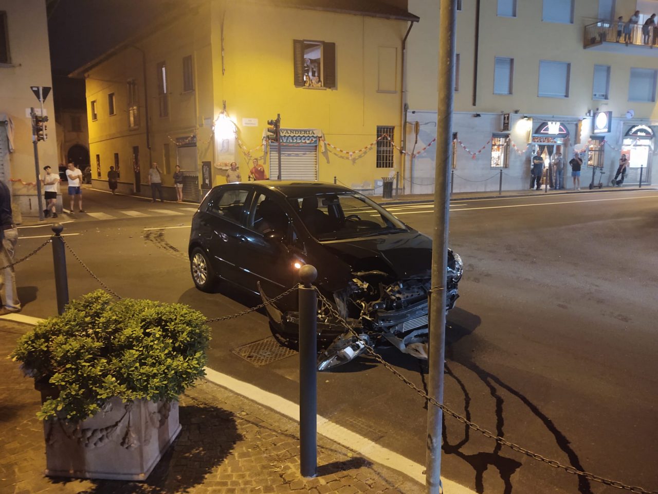 Incidente davanti al municipio, il boato richiama in strada i residenti FOTO