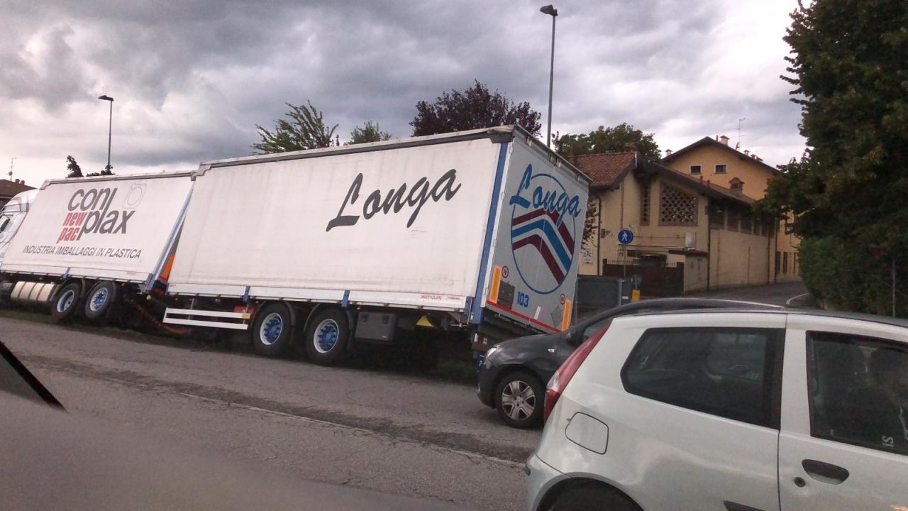 Ribaltamento di un camion lungo la Provinciale FOTO