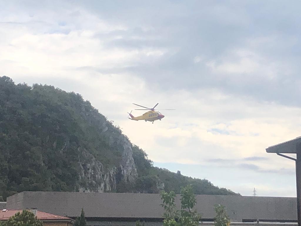 Schianto in moto: centauro trasportato in ospedale in eliambulanza