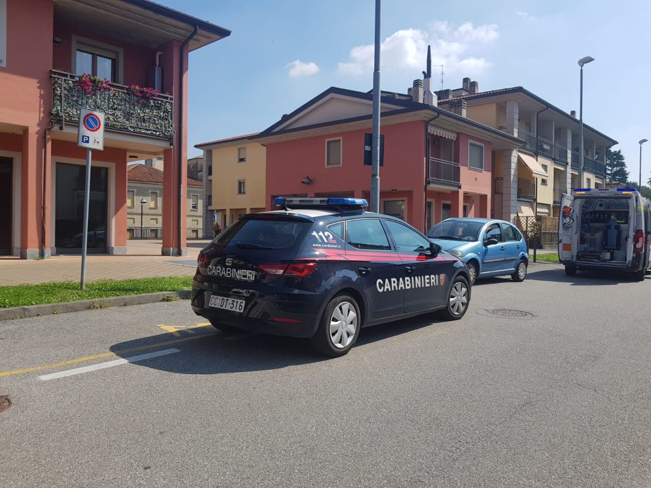 Vecchie ruggini tra pizzaiolo e vicini degenerano in aggressione: botte in piazza