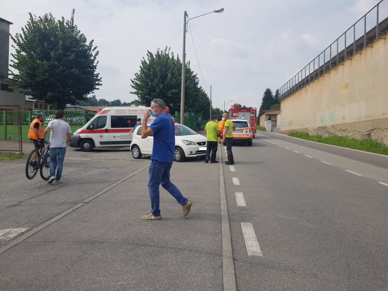 “Inchioda” per non essere investito da un’auto e si ribalta: ciclista ferito seriamente FOTO