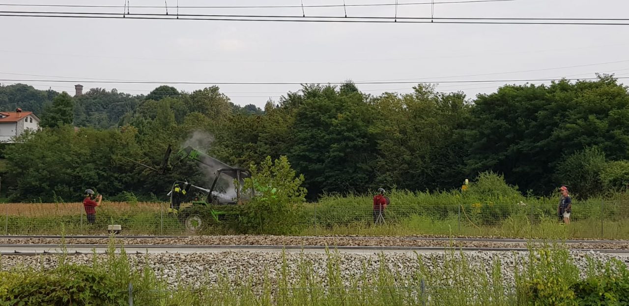 Incendio: trattore distrutto vicino alla Provinciale FOTO