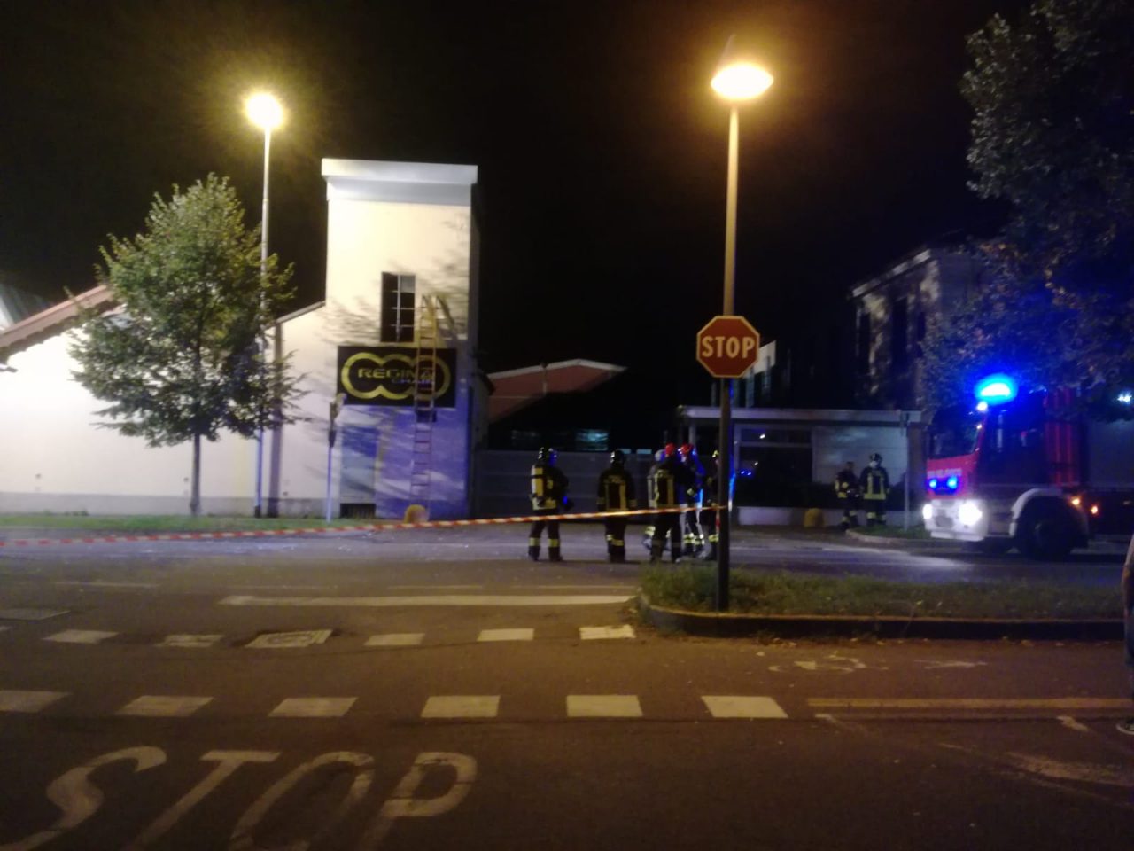 Tre esplosioni e case senza corrente: 4 mezzi dei Vigili del fuoco sul posto FOTO