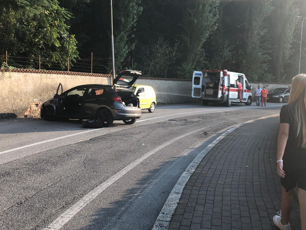 Incidente, auto contro il muro: ferito un ragazzo FOTO