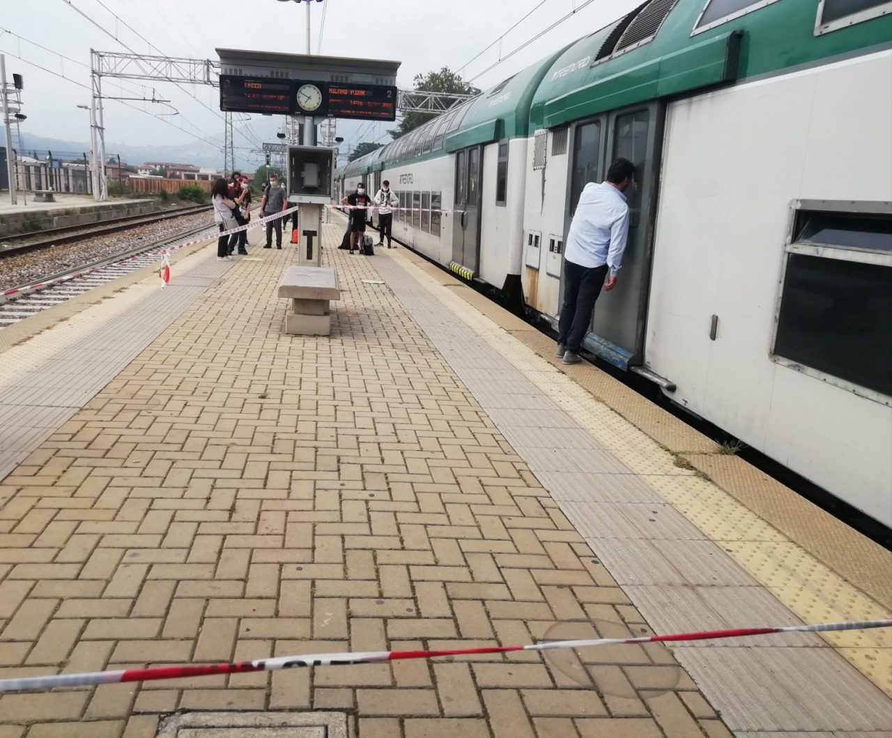 Caos in stazione: giovane ferito dà in escandescenze e blocca il treno chiudendosi in bagno