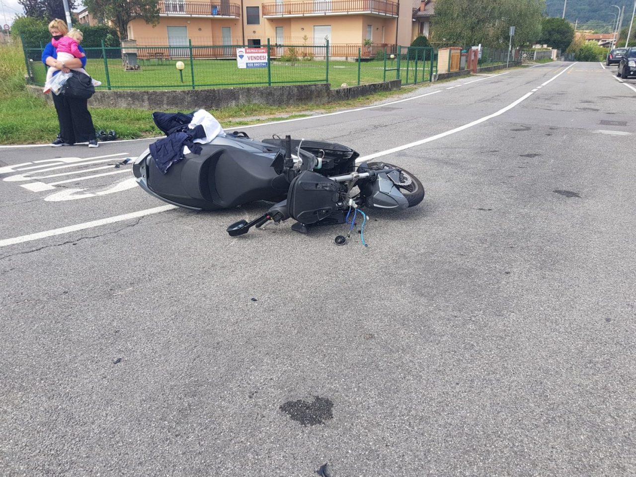 Scontro all’incrocio maledetto: ferito un motociclista FOTO