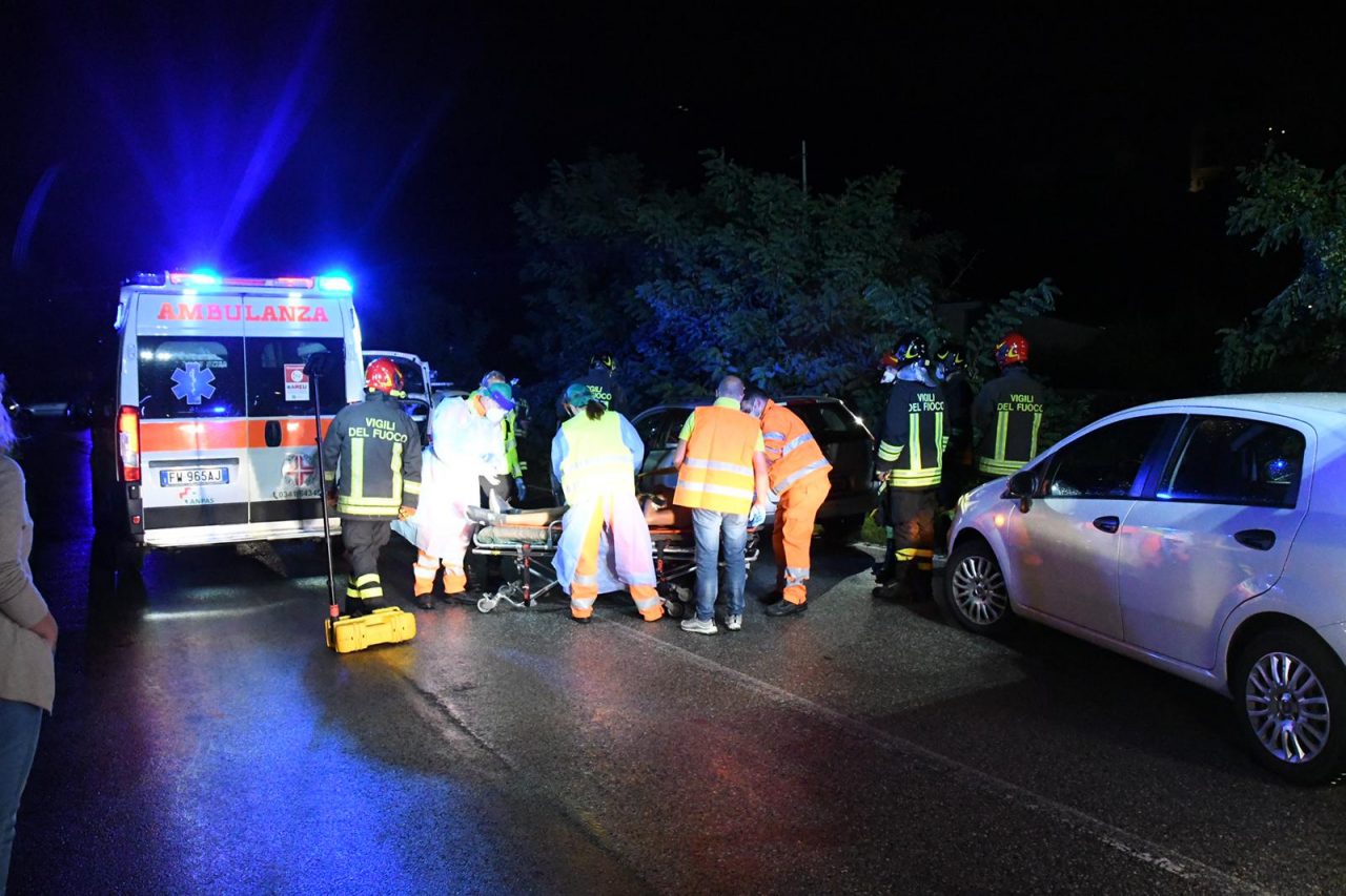 Frontale sulla Santa: sei feriti, due bimbi in  condizione serie FOTO