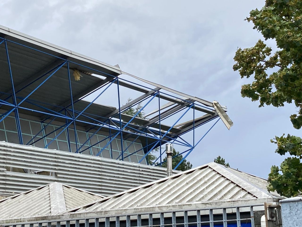 Maltempo, scoperchiata una palestra e alberi abbattuti FOTO