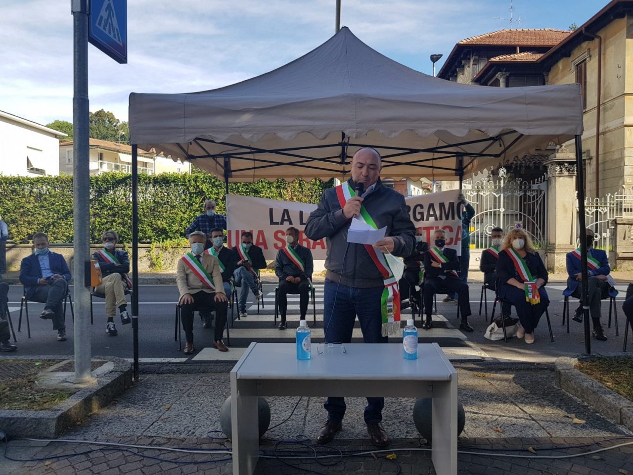 Lecco-Bergamo, i sindaci protestano e bloccano la strada FOTO e VIDEO