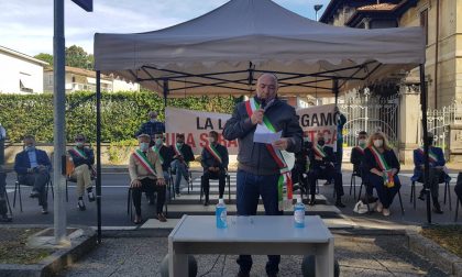 Lecco-Bergamo, i sindaci protestano e bloccano la strada FOTO e VIDEO