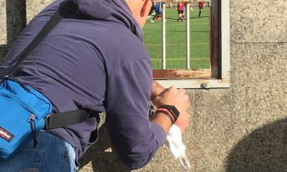 Il calcio a Merate ai tempi del Covid, genitori assiepati all'esterno (con tanto di scala) LE FOTO