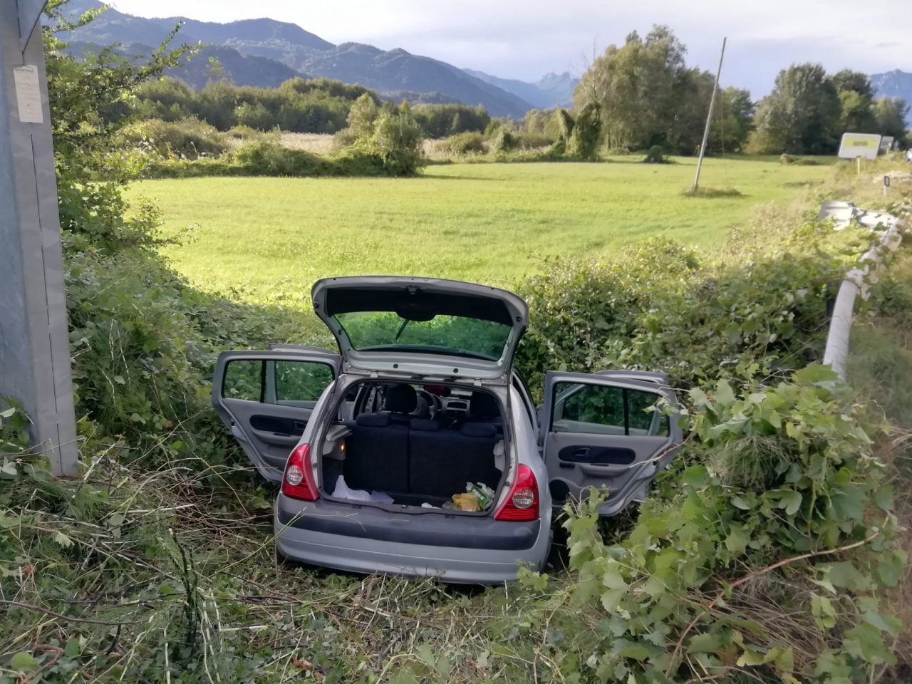 Auto finisce in un fosso, 11enne in condizioni serie FOTO
