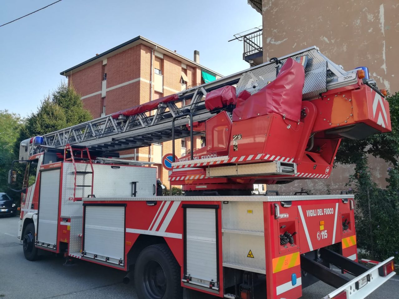 Fuga di gas in un condominio, maxi spiegamento di mezzi FOTO