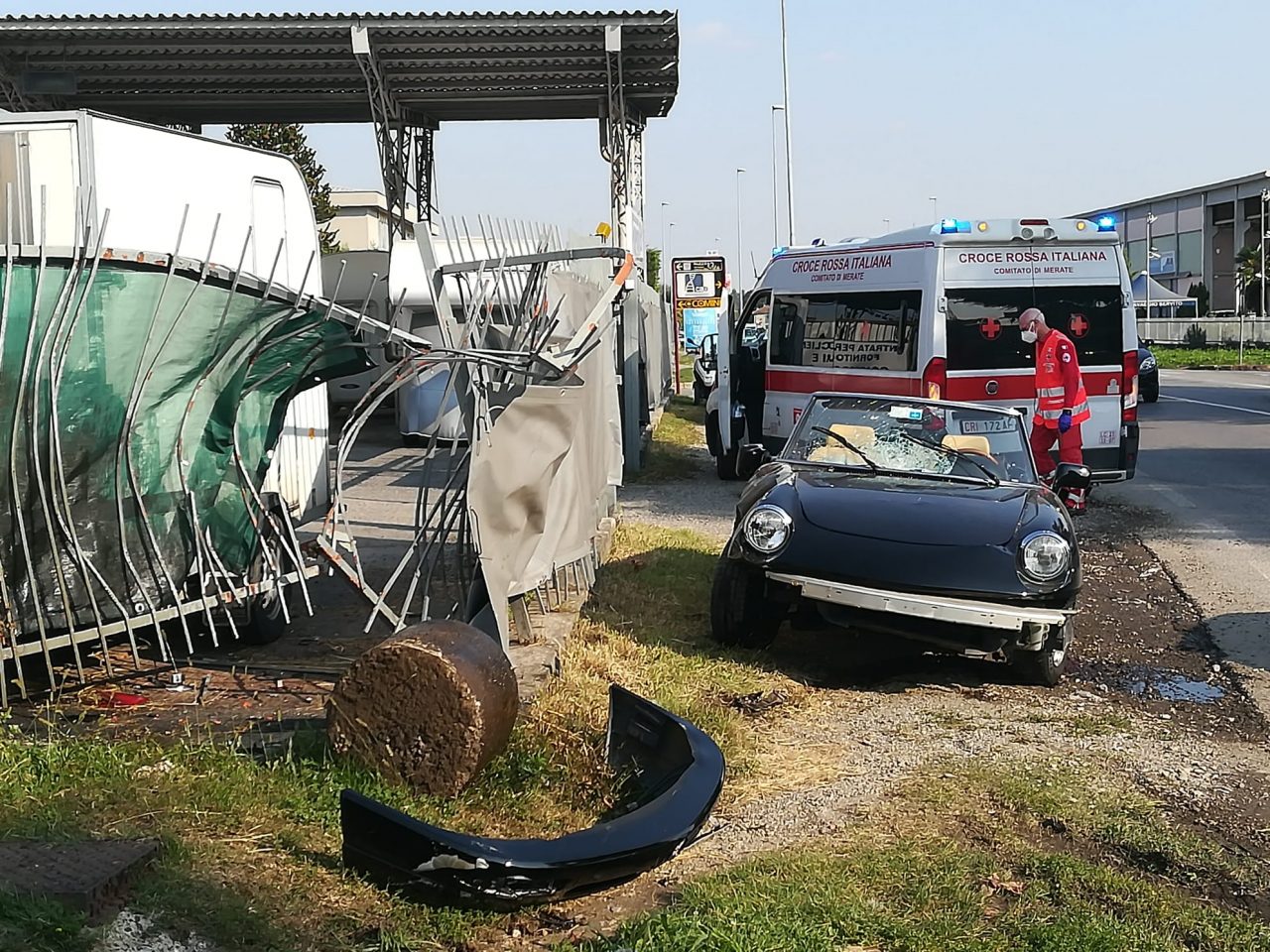 Incidente, si schianta contro la recinzione e distrugge la sua Alfa Coupé FOTO e VIDEO