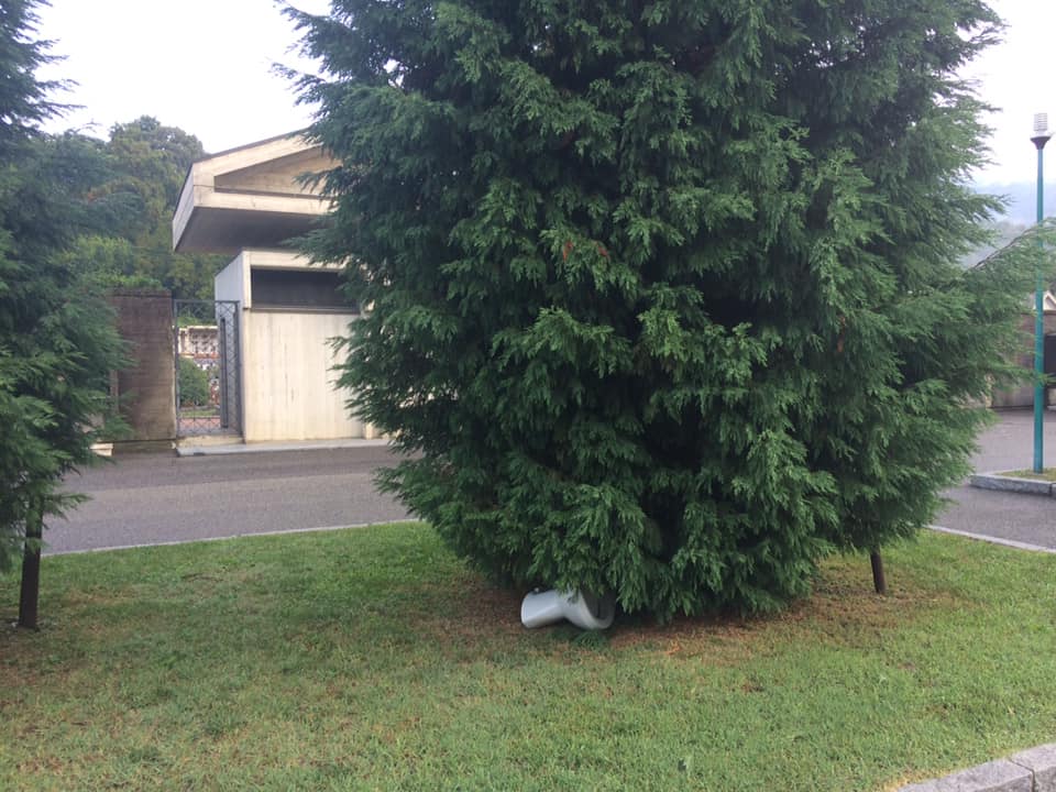 Water abbandonato davanti al cimitero FOTO