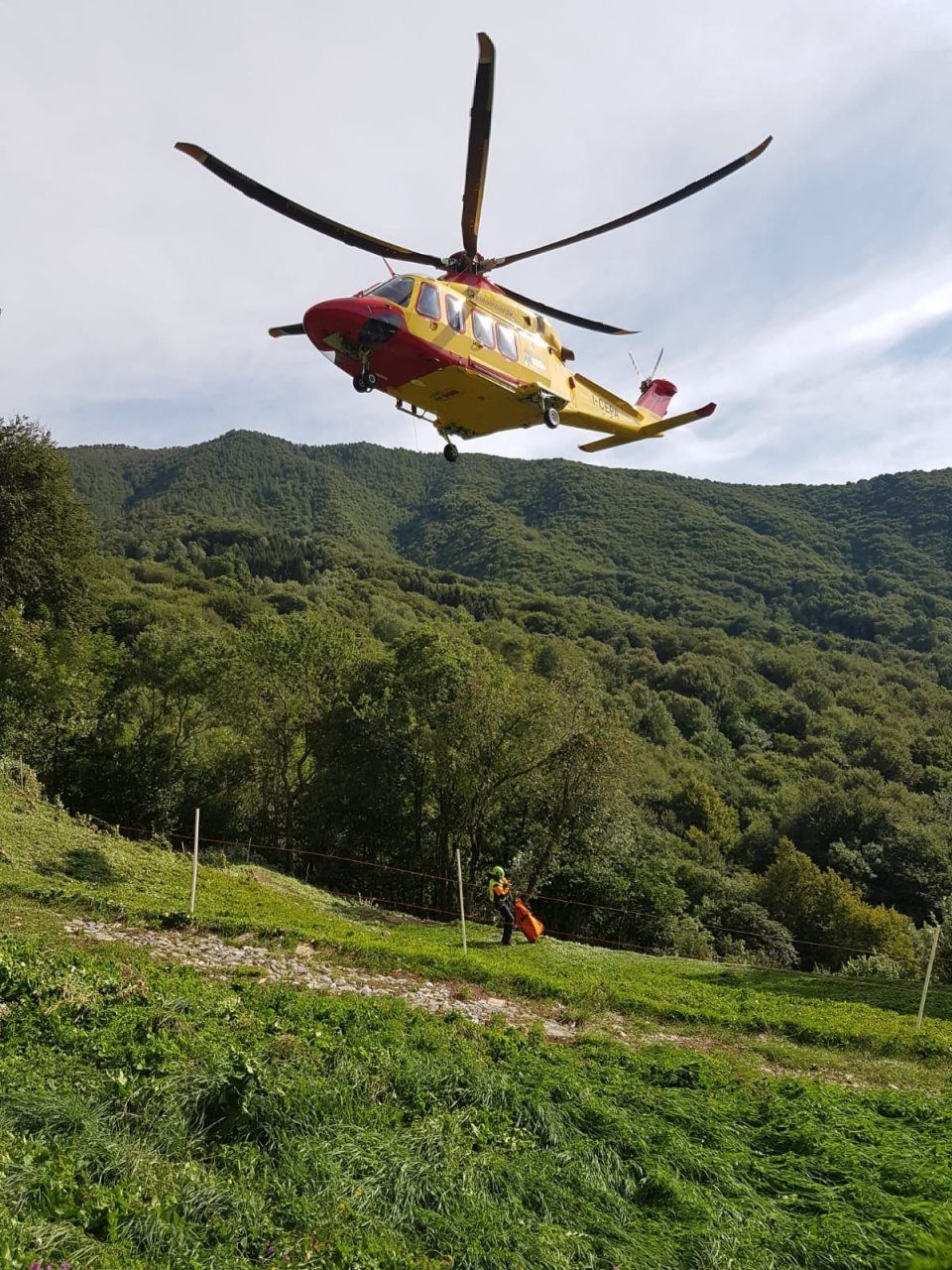 Cade in bici nei boschi, intervengono Soccorso Alpino ed elisoccorso