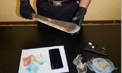 Blitz contro lo spaccio: arrestato 26enne irregolare beccato con droga e un machete