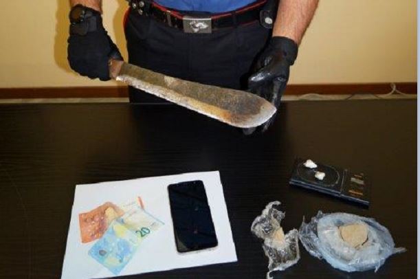 Blitz contro lo spaccio: arrestato 26enne irregolare beccato con droga e un machete