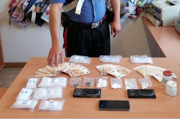 Spaccio: 41enne in manette. Beccato con la droga e oltre 13mila euro in contanti