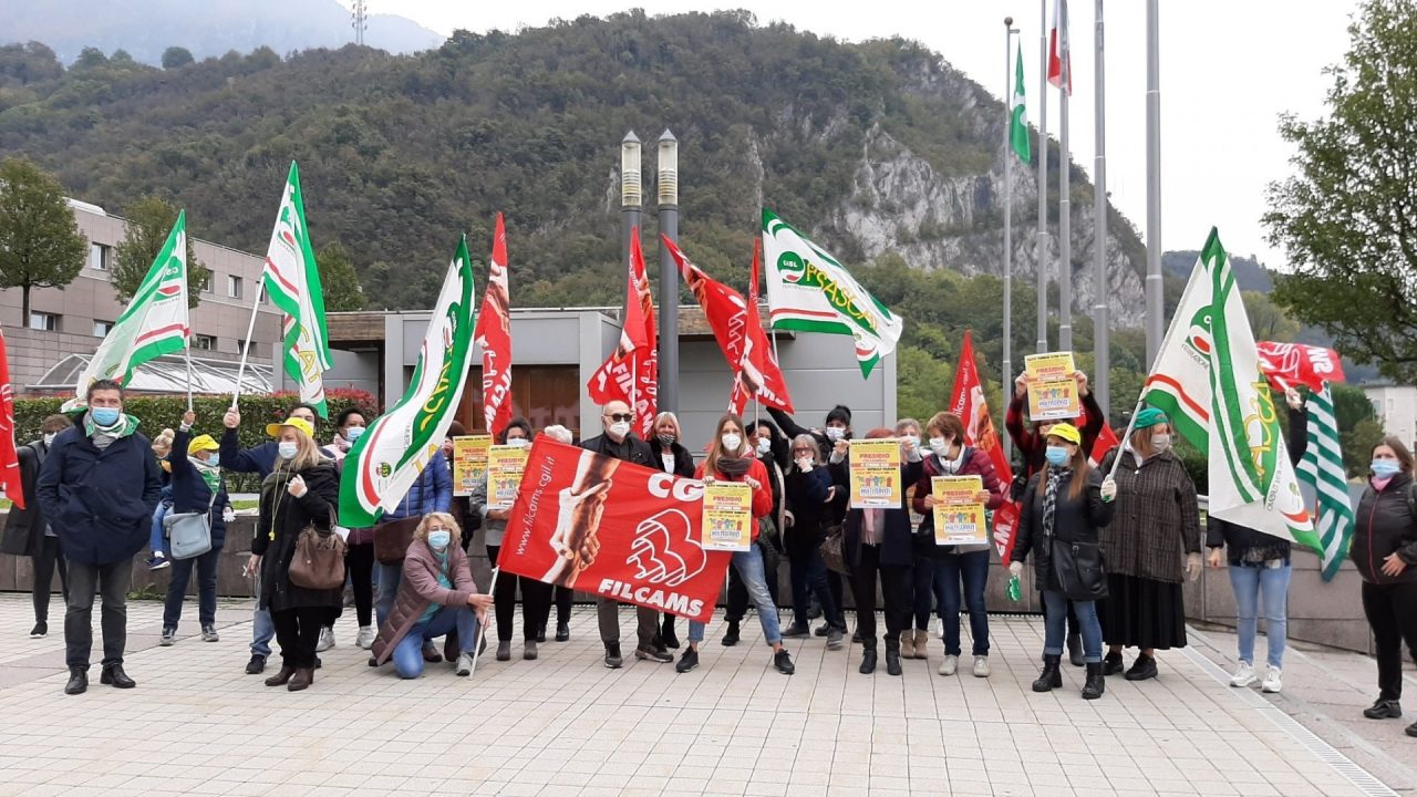 Presidio dei lavoratori fuori dall’ospedale di Lecco FOTO