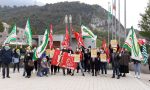 Presidio dei lavoratori fuori dall'ospedale di Lecco FOTO