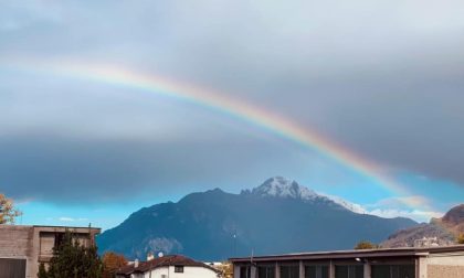 Dopo il maltempo via le nuvole e il cielo regala un arcobaleno spettacolare FOTO