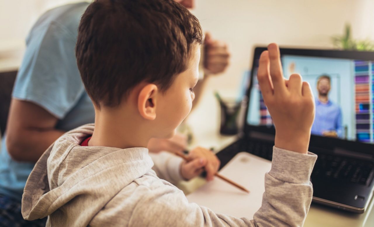 Bambini a casa col covid ma niente DAD, la rete non regge: la furia dei genitori