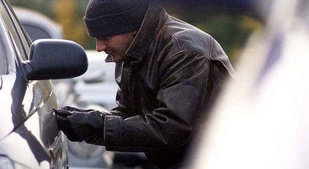 Esce dal cinema e trova l’auto… a metà