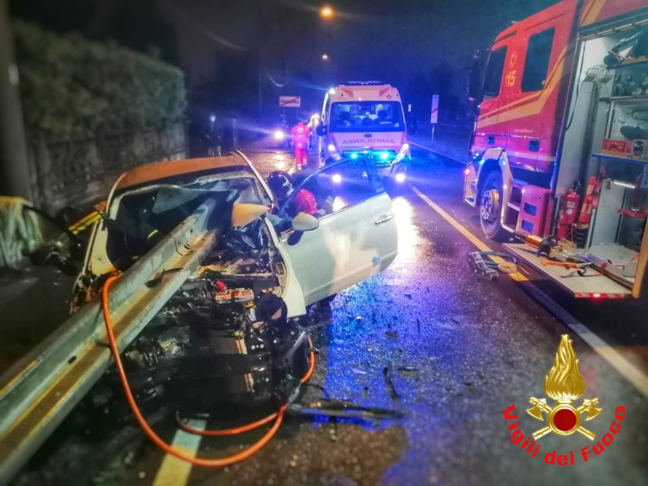 Incastrata nell’auto dopo il terribile schianto: 24enne gravissima