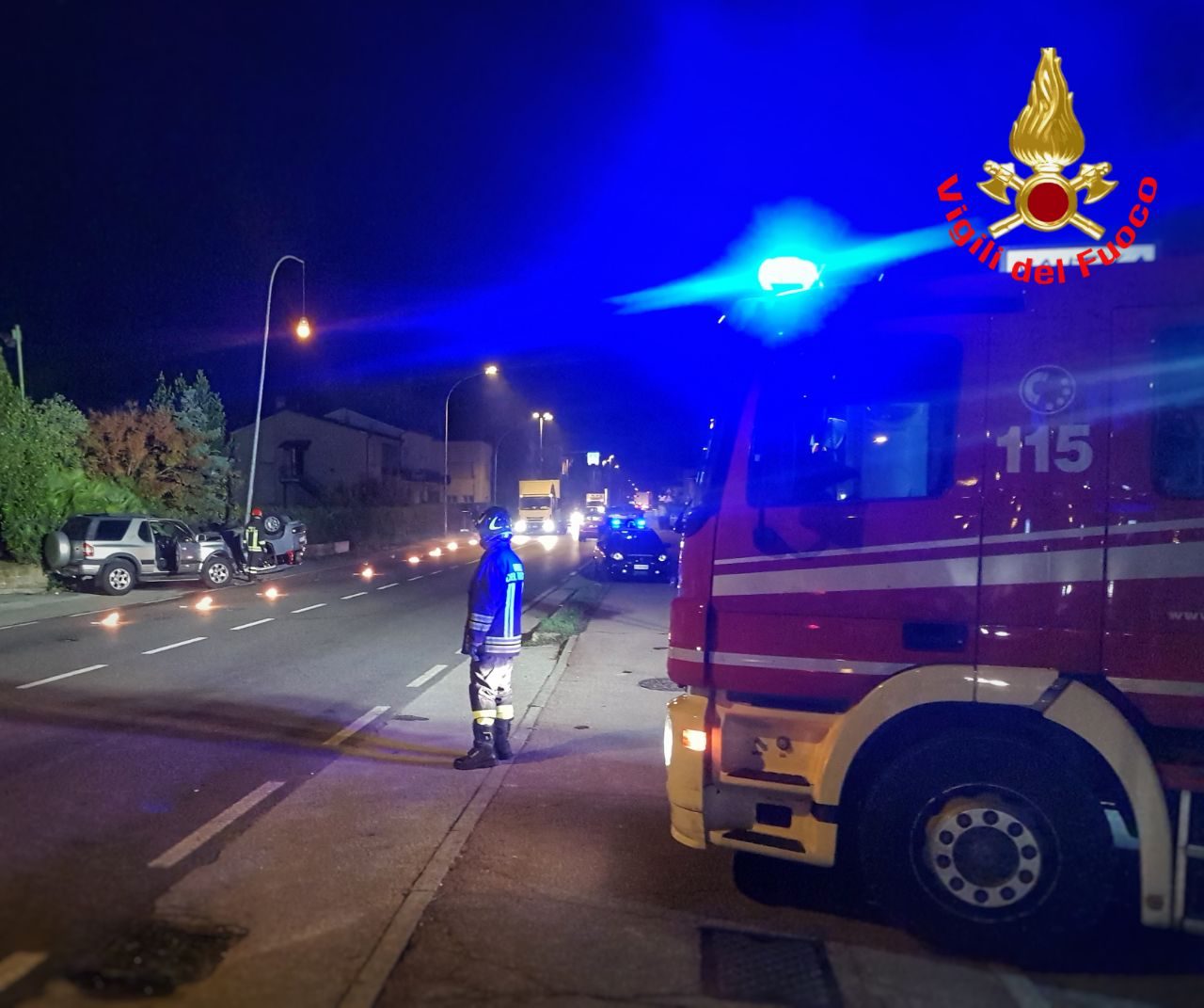 Schianto tra due auto nella notte sulla Provinciale: coinvolti sette ventenni residenti nel Meratese FOTO