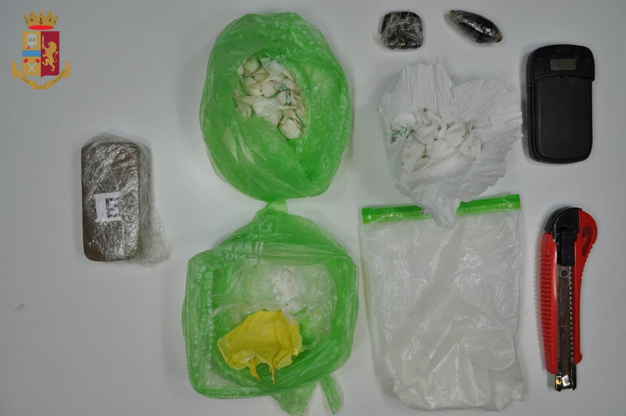 Video choc girati a Lecco con mitragliatori e macheti: 10 indagati e un arrestato FOTO