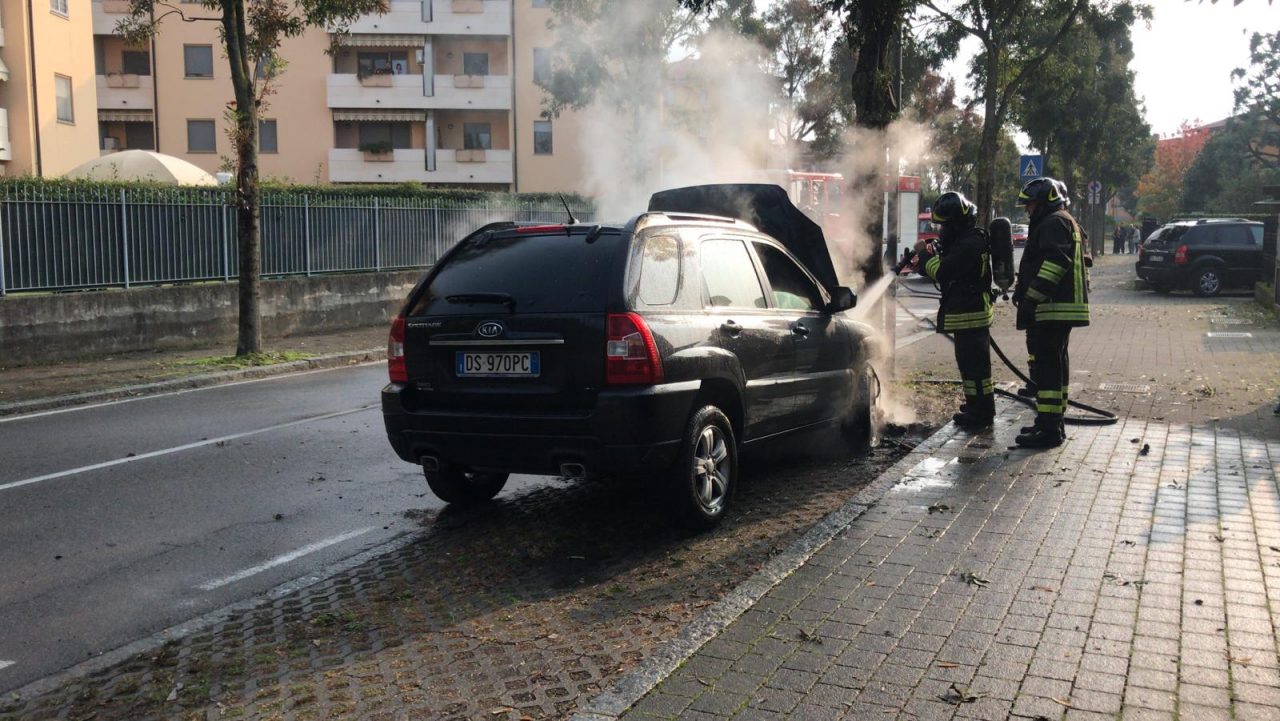 Un’auto va a fuoco a Terno d’Isola FOTO