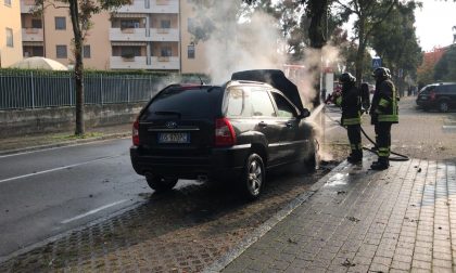 Un'auto va a fuoco a Terno d'Isola FOTO