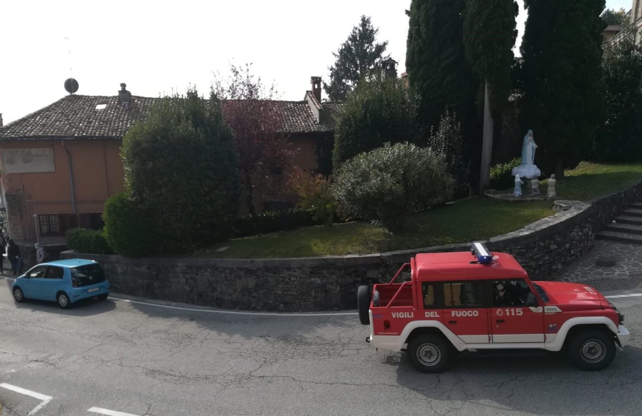 Brusca caduta nel bosco di Montevecchia. Ambulanza e Vigili del Fuoco sul posto