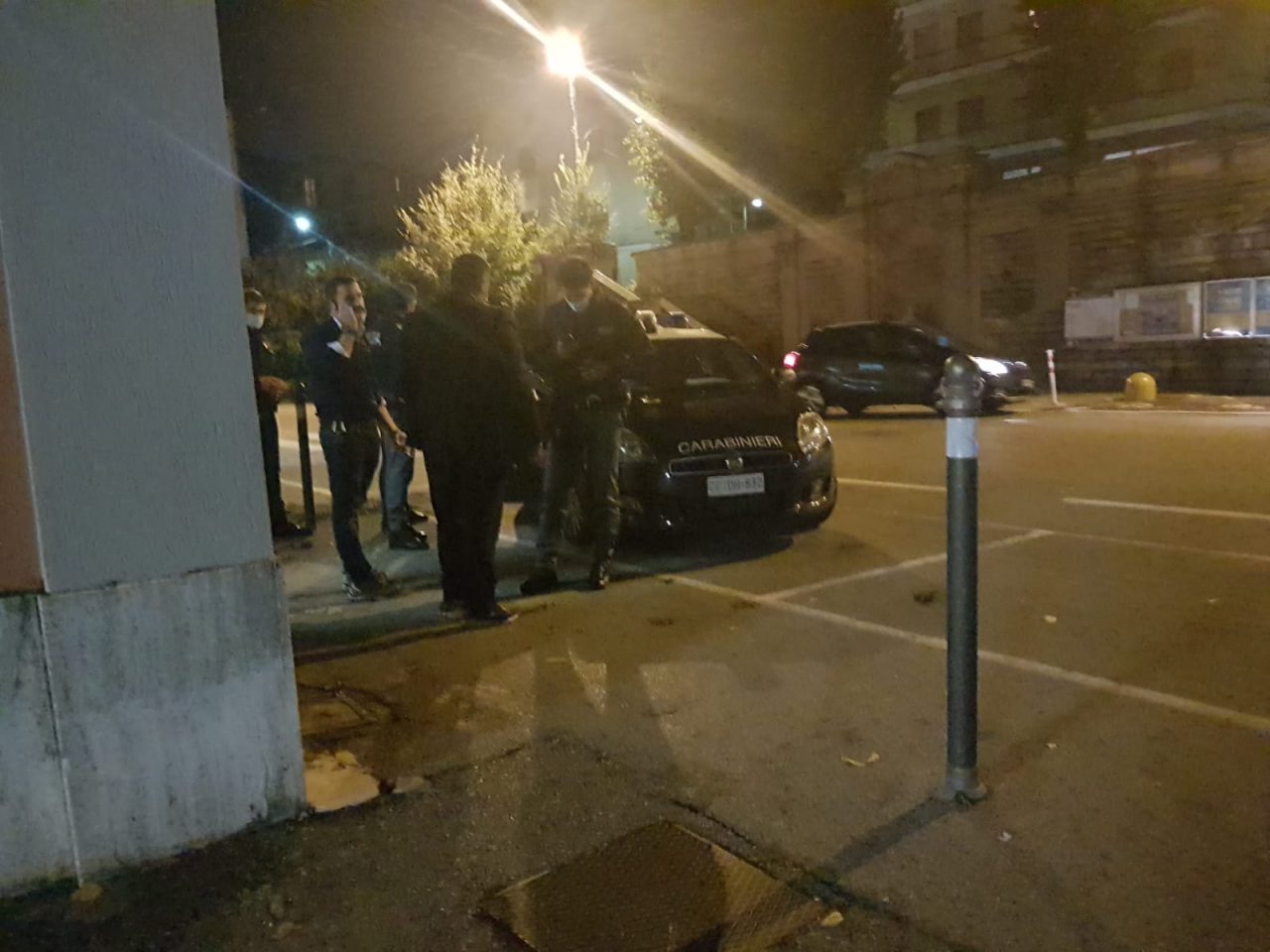 Sui binari in stazione: attimi concitati, intervengono le forze dell’ordine FOTO