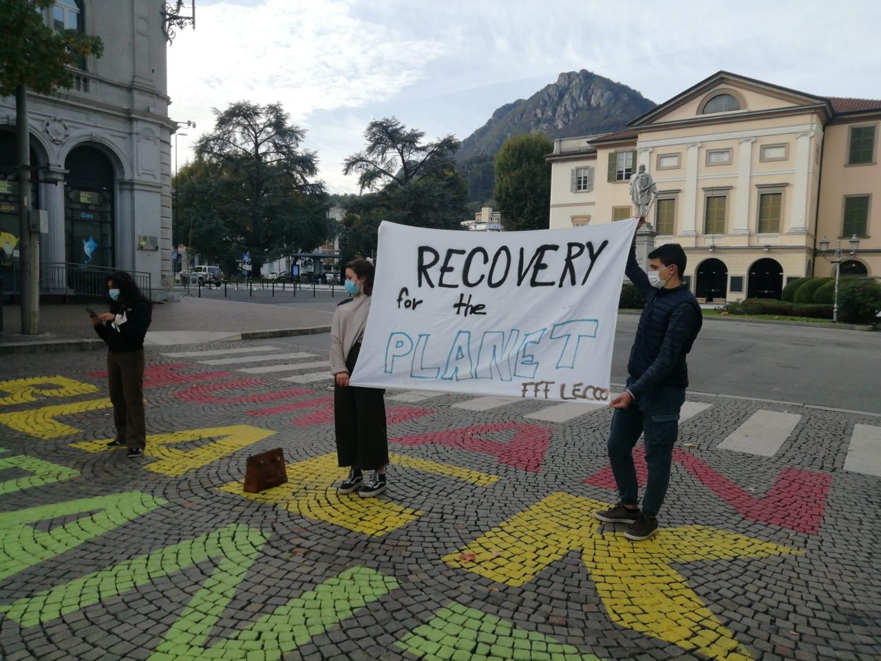 I ragazzi del Fridays For Future in piazza (facevano il tifo per il Nobel per la Pace a Greta)