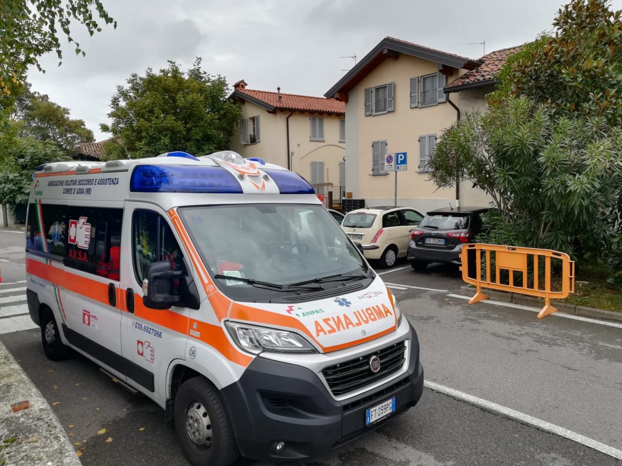 Anziano colto da malore, si accascia per strada