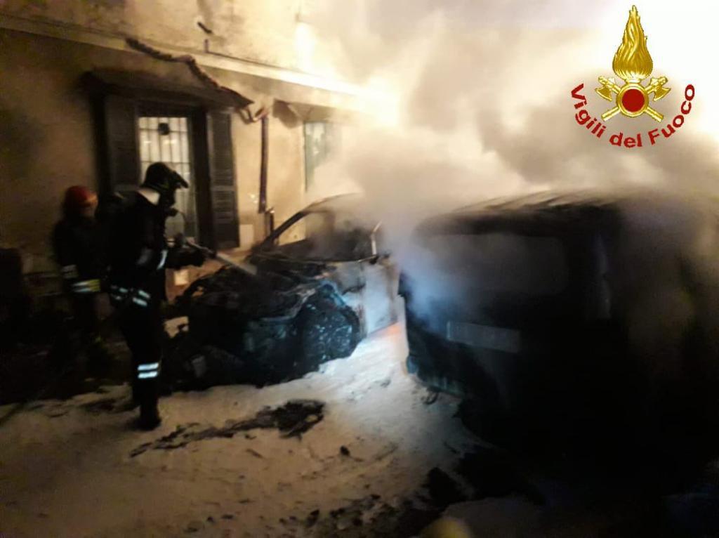 Grave incendio auto: due vetture divorate dalle fiamme FOTO