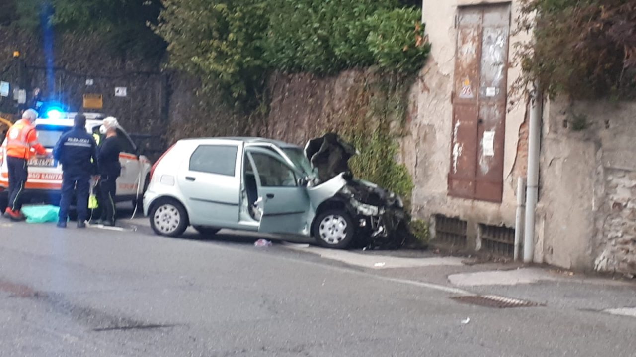 Auto tampona camioncino della frutta: 43enne soccorso in codice rosso FOTO
