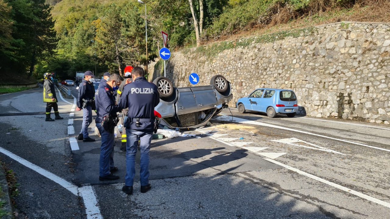 Sfonda il guard rail con l’auto e precipita da un tornante: 65enne in gravi condizioni FOTO