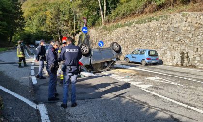 Sfonda il guard rail con l'auto e precipita da un tornante: 65enne in gravi condizioni FOTO